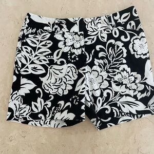 Super Cute White House Black Market Shorts size 6